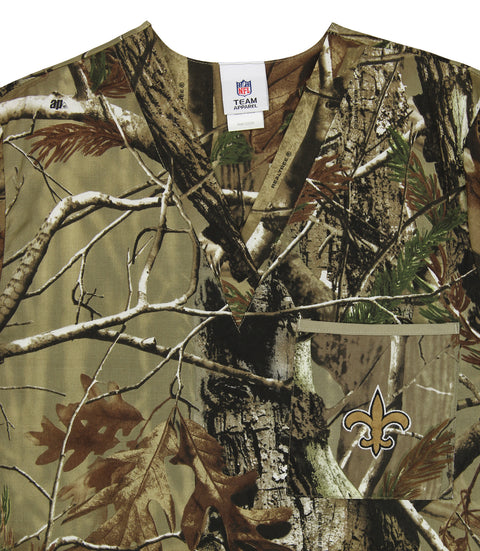 Fabrique Innovations NFL Unisex New Orleans Saints Camo Team Logo Scrub Top